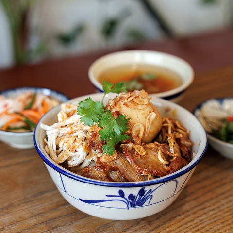 Michelin Guide đề xuất phải thử bánh cuốn, hủ tiếu, bún chả, xôi và phở khi đến Việt Nam- Ảnh 3. Xôi được giới thiệu là món ăn nhẹ của người Việt Nam, thường dùng vào buổi sáng hoặc trưa. Website cẩm nang Michelin giới thiệu đến độc giả món ăn tại quán xôi Bát ở TP.HCM. Michelin nhận xét: "Cơ sở này được điều hành bởi một đội ngũ trẻ trung, cung cấp không gian ăn uống ấm cúng và thư giãn. Đó là một nơi tuyệt vời để ăn sáng và ăn trưa" - Ảnh: Michelin