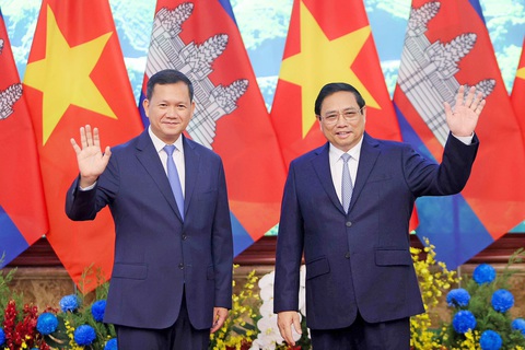Việt Nam, Campuchia chia sẻ tầm nhìn về hợp tác- Ảnh 1. Thủ tướng Phạm Minh Chính cùng với Thủ tướng Campuchia Hun Manet vẫy chào trước khi bước vào cuộc hội đàm chính thức - Ảnh: NGUYỄN KHÁNH