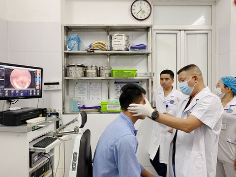 Bác sĩ thăm khám cho anh H. sau phẫu thuật - Ảnh: BVCC Bác sĩ thăm khám cho anh H. sau phẫu thuật - Ảnh: BVCC