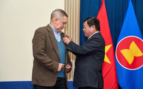 PGS.TS Anatoly Sokolov được trao tặng Kỷ niệm chương “Vì sự nghiệp Văn học nghệ thuật Việt Nam” hồi tháng 11. Ônh được biết đến là người biên soạn cuốn “Từ điển Việt-Nga,” cuốn sách gối đầu giường của các thế hệ cựu sinh viên, chuyên gia, cán bộ Việt Nam từng làm việc và học tập tại Nga - Ảnh: TTXVN PGS.TS Anatoly Sokolov được trao tặng kỷ niệm chương “Vì sự nghiệp văn học nghệ thuật Việt Nam” hồi tháng 11 - Ảnh: TTXVN