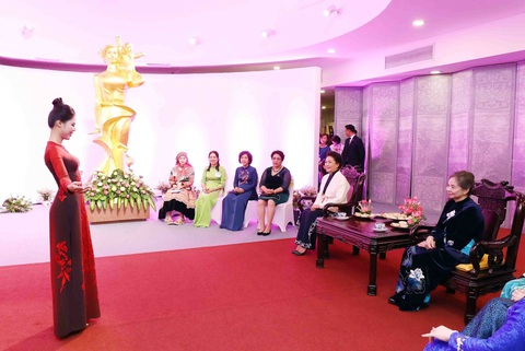 Phu nhân Tổng Bí thư Nguyễn Phú Trọng và Phu nhân Tổng Bí thư, Chủ tịch nước Trung Quốc Tập Cận Bình xem trình diễn áo dài truyền thống Việt Nam - Ảnh: TTXVN Hai phu nhân cùng xem trình diễn áo dài truyền thống Việt Nam - Ảnh: TTXVN