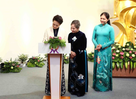 Bà Bành Lệ Viên, Phu nhân Tổng Bí thư, Chủ tịch nước Trung Quốc Tập Cận Bình ghi sổ lưu bút tại Bảo tàng Phụ nữ Việt Nam - Ảnh: TTXVN Giáo sư Bành Lệ Viên ghi sổ lưu bút tại Bảo tàng Phụ nữ Việt Nam - Ảnh: TTXVN