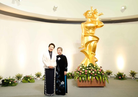 Bà Ngô Thị Mận, Phu nhân Tổng Bí thư Nguyễn Phú Trọng (bìa phải) và Giáo sư Bành Lệ Viên, Phu nhân Tổng Bí thư, Chủ tịch nước Trung Quốc Tập Cận Bình thăm Bảo tàng Phụ nữ Việt Nam - Ảnh: NGUYỄN HỒNG Bà Ngô Thị Mận, phu nhân Tổng bí thư Nguyễn Phú Trọng (bên phải), và giáo sư Bành Lệ Viên, phu nhân Tổng bí thư, Chủ tịch nước Trung Quốc Tập Cận Bình, thăm Bảo tàng Phụ nữ Việt Nam - Ảnh: NGUYỄN HỒNG