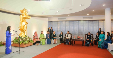 Lắng nghe các chia sẻ, Giáo sư Bành Lệ Viên - Đại sứ thiện chí của Tổ chức Y tế Thế giới về phòng chống bệnh lao và HIV-AIDS, Đại sứ đặc biệt của UNESCO về giáo dục phụ nữ và trẻ em gái, bày tỏ ấn tượng trước những tấm gương phụ nữ Việt Nam và đánh giá cao vai trò của giáo dục trong thay đổi số phận của nhiều phụ nữ và trẻ em gái có hoàn cảnh khó khăn - Ảnh: NGUYỄN HỒNG Lắng nghe các chia sẻ, giáo sư Bành Lệ Viên - đại sứ thiện chí của Tổ chức Y tế thế giới về phòng chống bệnh lao và HIV/AIDS, đại sứ đặc biệt của UNESCO về giáo dục phụ nữ và trẻ em gái - bày tỏ ấn tượng trước những tấm gương phụ nữ Việt Nam và đánh giá cao vai trò của giáo dục trong thay đổi số phận của nhiều phụ nữ và trẻ em gái có hoàn cảnh khó khăn - Ảnh: NGUYỄN HỒNG