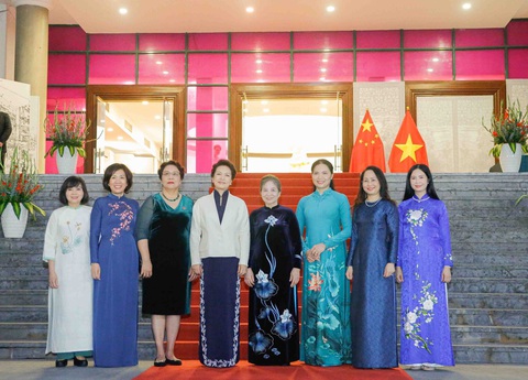 Bà Ngô Thị Mận, phu nhân Tổng bí thư Nguyễn Phú Trọng và Giáo sư Bành Lệ Viên, phu nhân Tổng bí thư, Chủ tịch nước Trung Quốc Tập Cận Bình cùng các đại biểu chụp ảnh lưu niệm - Ảnh: NGUYỄN HỒNG Bà Ngô Thị Mận, phu nhân Tổng bí thư Nguyễn Phú Trọng, và giáo sư Bành Lệ Viên, phu nhân Tổng bí thư, Chủ tịch nước Trung Quốc Tập Cận Bình, cùng các đại biểu chụp ảnh lưu niệm - Ảnh: NGUYỄN HỒNG