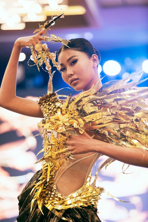 Á hậu Thạch Thu Thảo trong thiết kế vàng gold cuốn hút - Ảnh: KIẾNG CẬN TEAM Á hậu Thạch Thu Thảo trong thiết kế vàng gold cuốn hút - Ảnh: KIẾNG CẬN TEAM