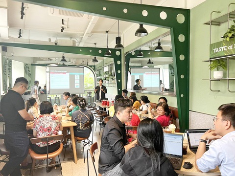 Cơ hội Tiểu thương chợ Bến Thành (TP.HCM) tập huấn để mở tài khoản online chuẩn bị cho livestream - Ảnh: T.T.