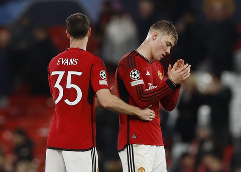 Man United bị loại khỏi Champions League, không thể dự Europa League- Ảnh 1. Sự thất vọng của các cầu thủ Man United sau khi để thua Bayern Munich - Ảnh: REUTERS