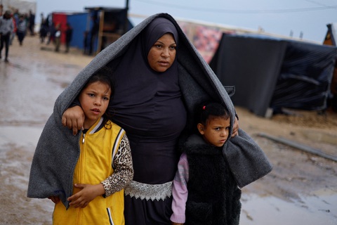 Người Palestine phải sơ tán khỏi nơi ở do chiến sự, đến tạm trú ở các lều trại ở Rafah, phía Nam Dải Gaza, ngày 13-12 - Ảnh: REUTERS Người Palestine phải sơ tán khỏi nơi ở do chiến sự, đến tạm trú ở các lều trại tại Rafah, phía nam Dải Gaza, ngày 13-12 - Ảnh: REUTERS