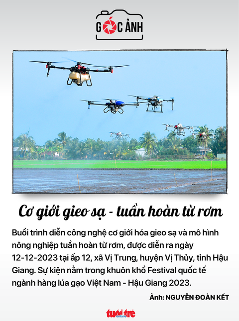 Cơ giới gieo sạ - tuần hoàn từ rơm - Ảnh: NGUYỄN ĐOÀN KẾTA Cơ giới gieo sạ - tuần hoàn từ rơm - Ảnh: NGUYỄN ĐOÀN KẾT