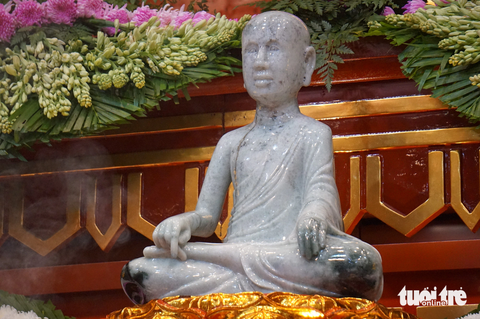 Tượng Phật hoàng Trần Nhân Tông bằng ngọc phỉ thúy lớn nhất đã được hoàn thiện và an vị đúng dịp kỷ niệm 715 năm Phật hoàng Trần Nhân Tông nhập niết bàn - Ảnh: T.ĐIỂU Tượng Phật hoàng Trần Nhân Tông bằng ngọc phỉ thúy lớn nhất đã được hoàn thiện và an vị đúng dịp kỷ niệm 715 năm Phật hoàng Trần Nhân Tông nhập niết bàn - Ảnh: T.ĐIỂU
