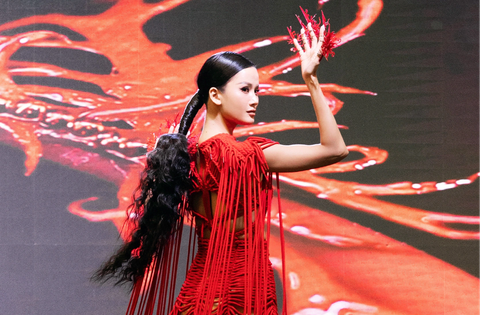 Hương Ly diễn vedette thiết kế của Nguyễn Minh Tuấn - Ảnh: KIẾNG CẬN TEAM Hương Ly diễn vedette thiết kế của Nguyễn Minh Tuấn - Ảnh: KIẾNG CẬN TEAM