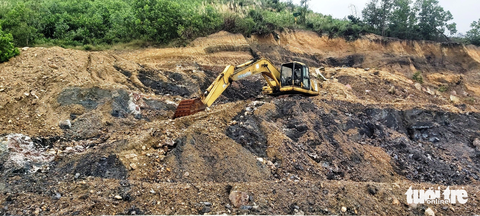 Cảnh sạt lở, bùn đất nham nhở trên tuyến đường vành đai của Đà Nẵng- Ảnh 6. Do sạt lở khiến việc thi công đoạn này gặp nhiều khó khăn - Ảnh: ĐOÀN CƯỜNG