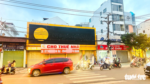 Vén màn cuộc chiến giá: Khách bức xúc vì mua hớ, doanh nghiệp kêu thấm mệt- Ảnh 1. Nhiều cửa hàng điện máy đóng cửa trong giai đoạn kinh tế khó khăn