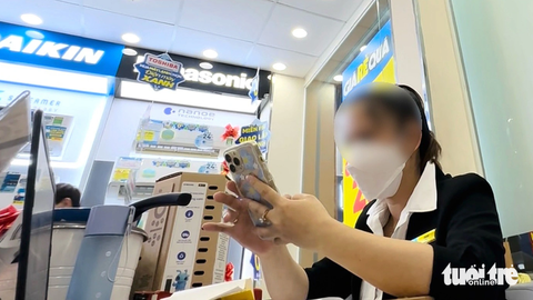 Vén màn cuộc chiến giá: Khách bức xúc vì mua hớ, doanh nghiệp kêu thấm mệt- Ảnh 2. Sau khi khách hàng mặc cả, so sánh với giá của đối thủ, cửa hàng Điện Máy Xanh (đường Trần Quang Khải, quận 1) cũng hạ giá bán - Ảnh: B.MAI