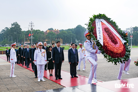 Tổng bí thư, Chủ tịch Trung Quốc Tập Cận Bình vào lăng viếng Chủ tịch Hồ Chí Minh- Ảnh 2. Đây là chuyến thăm cấp nhà nước thứ ba của ông Tập Cận Bình trên cương vị người đứng đầu Đảng, Nhà nước Trung Quốc và lần nào ông cũng đến lăng, tưởng nhớ Chủ tịch Hồ Chí Minh - Ảnh: NAM TRẦN