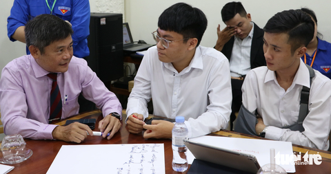 110 đại biểu dự Festival thanh niên ASEAN - Nhật Bản tại TP.HCM- Ảnh 3. Đại biểu trao đổi cùng PGS.TS.BS Nguyễn Duy Phong (bên trái) - Đại học Y Dược TP.HCM - liên quan đến các vấn đề về sức khỏe và an sinh - Ảnh: BÌNH MINH