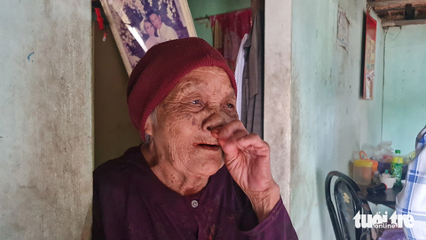 Bà Nguyễn Thị Đại (91 tuổi, hàng xóm gia đình bé Ca) xúc động khi thấy các bác sĩ đến khám và đưa chị Lan đi chữa trị - Ảnh: LÂM THIÊN Bà Nguyễn Thị Đại (91 tuổi, hàng xóm gia đình bé Ca) xúc động khi thấy các bác sĩ đến khám và đưa bà Lan đi chữa trị - Ảnh: LÂM THIÊN