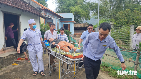 Bác sĩ cùng nhân viên y tế Bệnh viện Bình Định đưa chị Lan ra xe cấp cứu chở về bệnh viện để chữa bệnh cho chị - Ảnh: LÂM THIÊN Bác sĩ cùng nhân viên y tế Bệnh viện Bình Định đưa bà Lan ra xe cấp cứu, chở về bệnh viện để chữa bệnh cho bà - Ảnh: LÂM THIÊN