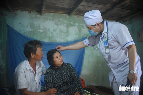Bác sĩ Bệnh viện Bình Định đến nhà bé gái Bác sĩ Bệnh viện Bình Định đến nhà bé gái