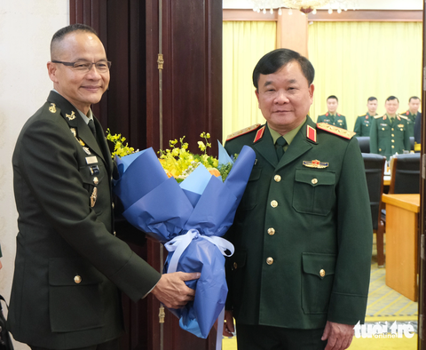 Đối thoại chính sách quốc phòng Việt Nam - Thái Lan lần thứ 5- Ảnh 1. Thượng tướng Hoàng Xuân Chiến - thứ trưởng Bộ Quốc phòng - chào mừng Đại tướng Sanitchanog Sangkachantra - thư ký thường trực Bộ Quốc phòng Thái Lan - đến Việt Nam dự Đối thoại chính sách quốc phòng Việt Nam - Thái Lan lần thứ 5 - Ảnh: HÀ THANH