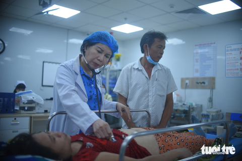 Bác sĩ Bùi Thị Phương Anh - trưởng khoa Hồi sức cấp cứu, Bệnh viện Bình Định trực tiếp khám bệnh cho chị Lan - Ảnh: LÂM THIÊN Bác sĩ Bùi Thị Phương Anh - trưởng khoa hồi sức cấp cứu, Bệnh viện Bình Định - trực tiếp khám bệnh cho bà Lan - Ảnh: LÂM THIÊN