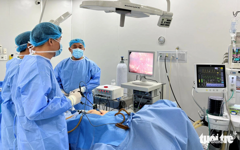 Phẫu thuật thành công cho thai phụ có 77 viên sỏi túi mật- Ảnh 1. Các y bác sĩ đang phẫu thuật nội soi lấy các viên sỏi trong túi mật cho bệnh nhân - Ảnh: NGỌC CƯỜNG