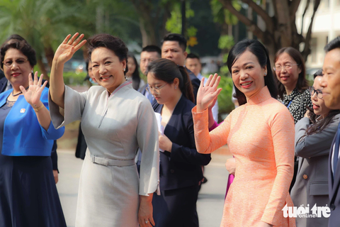Phu nhân Chủ tịch nước Việt Nam Phan Thị Thanh Tâm và phu nhân Tổng Bí thư, Chủ tịch nước Trung Quốc GS Bành Lệ Viên vẫy tay chào các sinh viên Đại học Quốc gia Hà Nội - Ảnh: NGUYỄN KHÁNH Phu nhân Chủ tịch nước Việt Nam Phan Thị Thanh Tâm và phu nhân Tổng Bí thư, Chủ tịch nước Trung Quốc giáo sư Bành Lệ Viên vẫy tay chào các sinh viên Đại học Quốc gia Hà Nội - Ảnh: NGUYỄN KHÁNH