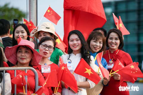 Ông Tập Cận Bình rời Hà Nội, kết thúc tốt đẹp chuyến thăm cấp nhà nước Việt Nam- Ảnh 9. Người dân chờ đợi ở sân bay Nội Bài để tạm biệt Tổng bí thư, Chủ tịch nước Trung Quốc Tập Cận Bình và phu nhân - Ảnh: NAM TRẦN
