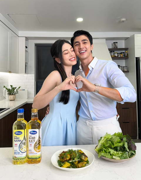 Khác cách chi tiêu, các cặp sao Việt lại cùng khoản đầu tư cho trái tim- Ảnh 4. Bộ đôi dầu đậu nành và dầu gạo lứt Simply - một trong những bí quyết quan trọng giúp bảo vệ sức khỏe tim mạch của Phương Nga và Bình An - Ảnh: NVCC