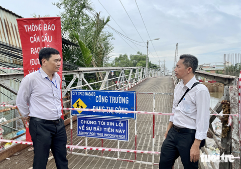 Sắp đóng nút giao Nguyễn Văn Linh - Nguyễn Hữu Thọ để xây hầm- Ảnh 4. Chiều cùng ngày, đoàn do Sở Giao thông vận tải TP.HCM chủ trì đến kiểm tra tình hình giao thông ở dự án xây dựng cầu Rạch Đĩa (nối quận 7 và huyện Nhà Bè) - Ảnh: CHÂU TUẤN