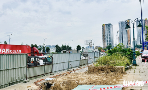 Sắp đóng nút giao Nguyễn Văn Linh - Nguyễn Hữu Thọ để xây hầm- Ảnh 5. Hiện trạng rào chắn quanh công trình xây dựng nút giao An Phú (TP Thủ Đức) chiều 13-12 - Ảnh: THU DUNG