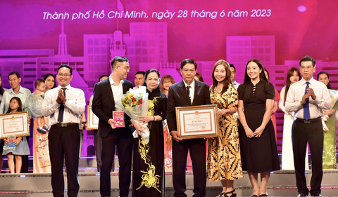 97 gia đình hạnh phúc tiêu biểu nhận bằng khen tại lễ tuyên dương - Ảnh: T.T.D. 97 gia đình hạnh phúc tiêu biểu nhận bằng khen tại lễ tuyên dương Gia đình văn hóa TP.HCM - Ảnh: T.T.D.
