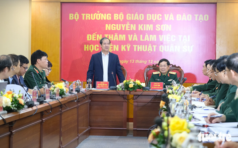 Bộ trưởng Nguyễn Kim Sơn mong muốn các trường đại học quân đội đi đầu về đào tạo nhân lực công nghệ- Ảnh 2. Bộ trưởng Bộ Giáo dục và Đào tạo Nguyễn Kim Sơn đến thăm, làm việc với Học viện Kỹ thuật quân sự - Ảnh: HÀ THANH