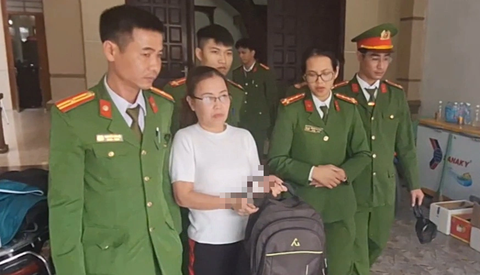 Bắt tạm giam một phụ nữ lợi dụng các quyền tự do, dân chủ- Ảnh 1. Công an huyện Hậu Lộc bắt tạm giam bà Nguyễn Thị Xuyến (áo trắng) - Ảnh: Công an tỉnh Thanh Hóa cung cấp