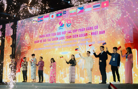 Giao lưu thanh niên gắn kết tình hữu nghị ASEAN - Nhật Bản- Ảnh 3. Đại diện đoàn đại biểu thanh niên các nước thực hiện nghi thức kết nối sứ mệnh thanh niên, cam kết thúc đẩy quan hệ Đối tác chiến lược toàn diện ASEAN - Nhật Bản - Ảnh: THANH HIỆP