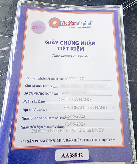 Công ty đăng ký 'dịch vụ cầm đồ' lừa dân gửi tiết kiệm hàng chục tỉ đồng? - Ảnh 1. Sổ tiết kiệm công ty cấp cho khách hàng khi huy động tiền - Ảnh: TRƯỜNG TRUNG