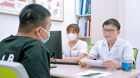 Nhiều nam giới cứ khó có con là đổ thừa tại vợ - Ảnh 1. Bác sĩ Nguyễn Trọng Hoàng Hiệp thăm khám cho bệnh nhân - Ảnh: BVCC