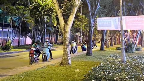Sài Gòn dậy sớm kỳ 1: Những cuốc xe cần mẫn nửa đêm về sáng- Ảnh 4. Góc đường bên Trường đại học Sư phạm kỹ thuật TP.HCM là nơi nhiều sinh viên tề tựu chạy xe công nghệ đêm khuya - Ảnh: AN VI