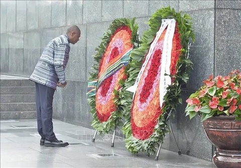 Phó Tổng thống Nam Phi Paul Maushatile vào Lăng viếng Chủ tịch Hồ Chí Minh ngày 13-12 - Ảnh: TTXVN