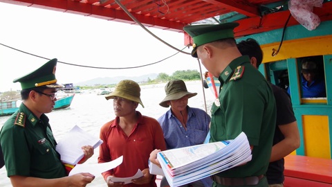 Phó thủ tướng Trần Lưu Quang yêu cầu dồn nhân lực, nguồn lực để gỡ 'thẻ vàng' EC- Ảnh 2. Bộ đội biên phòng tỉnh Bà Rịa - Vũng Tàu phát tờ rơi phòng chống IUU cho ngư dân - Ảnh: Đ.H