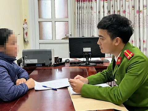Triệu tập 11 người kích động, đăng tin sai sự thật về mỏ cát phục vụ cao tốc Bắc - Nam- Ảnh 1. Công an làm việc với một người kích động người dân cản trở việc chuẩn bị khai thác mỏ - Ảnh: CACC