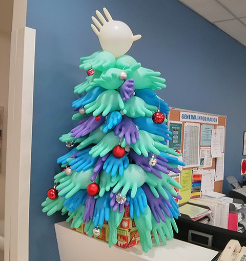 101 cây thông Noel của hội 'nhất quỷ nhì ma'- Ảnh 3. Sinh viên y đã quá quen với những cây thông Noel từ găng tay cao su.