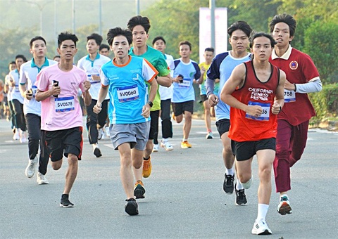 Một vé bầu cho phát triển bền vững- Ảnh 3. Các đại biểu Festival thanh niên ASEAN - Nhật Bản 2023 tham gia chạy bộ “Những bước chân vì cộng đồng” - Ảnh: TRUNG NGUYÊN