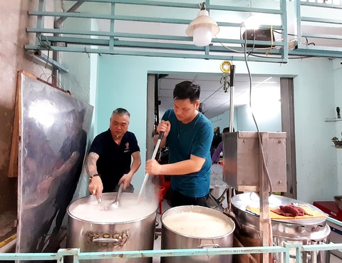 Những suất cháo từ thiện đong đầy yêu thương- Ảnh 1. Anh Hà Ngọc Lâm (bìa trái) cùng anh Hồ Văn Tài, cơ trưởng một hãng hàng không có sức khỏe, trực tiếp đứng bếp khuấy các nồi cháo to