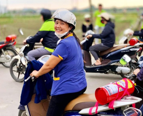 Công nhân rời phân xưởng, bất ngờ thấy bình cứu hỏa trên xe- Ảnh 1. Người lao động Công ty Tân Đệ cảm thấy ấm lòng khi được nhận những bình cứu hỏa công ty tặng - Ảnh: N.QUÂN