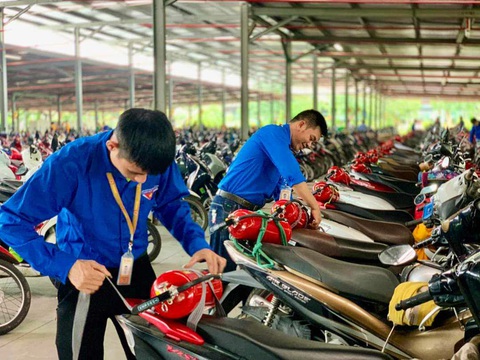 Công nhân rời phân xưởng, bất ngờ thấy bình cứu hỏa trên xe- Ảnh 2. Công ty Tân Đệ trích hơn 5,1 tỉ đồng mua bình cứu hỏa dành tặng gần 17.000 công nhân lao động trong công ty - Ảnh: N.QUÂN