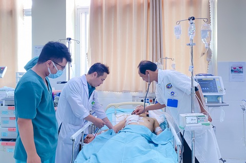 Bệnh viện Đa khoa Trung ương Quảng Nam sẽ triển khai phẫu thuật tim hở- Ảnh 1. Bác sĩ thăm khám cho bệnh nhân sau phẫu thuật - Ảnh BVCC