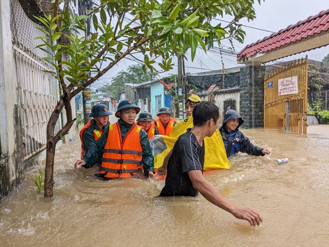 Đà Nẵng ưu tiên đầu tư các dự án chống ngập- Ảnh 1. Vấn đề ngập đô thị Đà Nẵng được bà con cử tri quan tâm. Trong ảnh: Ngập lụt tại phường Hòa Khánh Nam, quận Liên Chiểu sau đợt mưa lớn kéo dài giữa tháng 10-2023 - Ảnh: TẤN LỰC