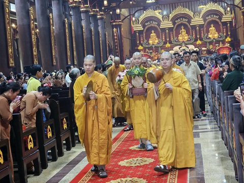 Đại lễ tưởng niệm 715 năm Phật hoàng Trần Nhân Tông nhập niết bàn - Ảnh: Nguyễn Tuấn Anh Đại lễ tưởng niệm 715 năm Phật hoàng Trần Nhân Tông nhập niết bàn - Ảnh: Nguyễn Tuấn Anh